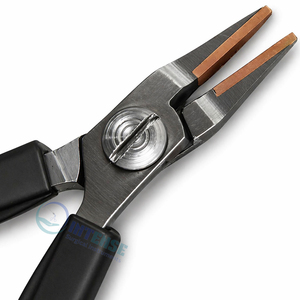 Alicates de punta plana para joyería, con mordazas de cobre estilo Lindstrom, mango negro, de acero inoxidable, herramienta que no raya, para fabricantes de bisutería y manualidades. - Product Image 3