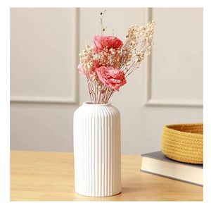 Jarrón de Cerámica Blanco Acanalado, Florero de Porcelana Mate para Decoración de Mesa, para Ramos Frescos o Secos - Product Image 4