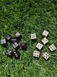 Dados Cuadrados de Cuerno de Búfalo Natural Pulido de ILAHI, Ecológicos, con Patrones Únicos, para Amantes de la Religión, Feng Shui, Juegos de Rol y Mesa - Product Image 1