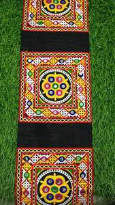 Dentelle Gamthi de créateur avec des broderies élégantes, ajoutant une touche traditionnelle et raffinée à toute tenue. - Product Image 3