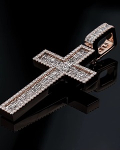 Pendentif Croix Moissanite Personnalisé Sertie de Pierres, Pendentif Religieux en Argent 925 Plaqué Or, Bijou Chrétien - Product Image 2