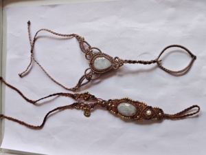Cheville ajustable personnalisée en macramé vintage avec pierre de lune arc-en-ciel, en argent plaqué rhodium et or, cadeau pour femme - Product Image 4
