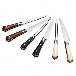 Juego de Seis Cuchillos para Trinchar Carne y Afilador con Hojas Plateadas y Mangos Marrones, Negros y Blancos para Cortar Carne en la Cocina - Product Image 1