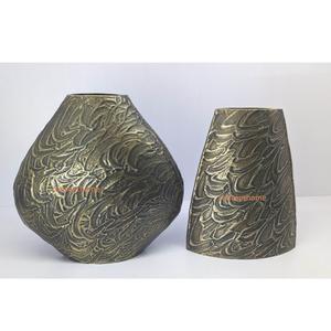 Vase à fleurs moderne en aluminium moulé à la main, embossé, design élégant, finition polie, décoration d'intérieur - Product Image 1