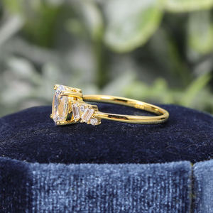 Bague de fiançailles unisexe AMBER JEWELS en or jaune avec moissanite taille brillant, sertie à griffes, plaquée rhodium, certifiée IGI, classique - Product Image 3