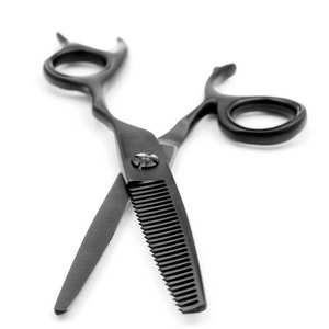 Juego de tijeras de barbero Premium Super Ergo Devil Matte Black Combo, fabricadas con acero inoxidable de alta calidad para uso profesional en salón. - Product Image 2