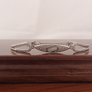 Bracelet en argent sterling 925 avec nacre et zirconiums cubiques, finition rhodiée, élégant style jonc à maillons, bijoux raffinés pour femme - Product Image 2