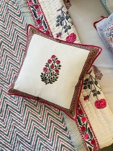 Housse de coussin carrée PRABHAVA 16x16 en coton 400TC, imprimée à la main, motif floral bohème vintage, avec fermeture éclair, lavable, pour décoration - Product Image 1
