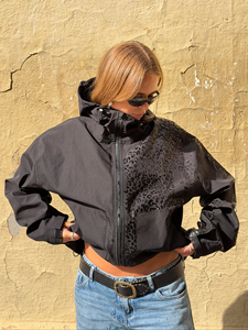 Chaqueta Impermeable Unisex con Capucha Cheetah, Reactiva al Agua, Estampado de Leopardo, Cambia de Color, Cortavientos de Poliéster, Personalizable - Product Image 4