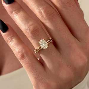 Conjunto de Anillos de Compromiso con Diamante Cultivado en Laboratorio Ovalado de 1.5 Quilates, E VVS2, Anillo de Compromiso Delgado, Conjunto de Anillos de Compromiso Delicados de Oro de 14k, Certificado IGI - Product Image 3