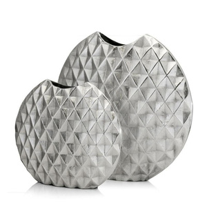 Vase à fleurs en métal de forme cylindrique moderne avec finition lisse pour un style intérieur élégant - Product Image 2