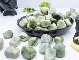 Pierres roulées de serpentine verte, pierres précieuses de forme libre pour la décoration intérieure et l'artisanat Feng Shui - Product Image 1