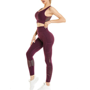 Conjunto de yoga ligero y cómodo para mujer, ideal para entrenamiento y ejercicio en el gimnasio. - Product Image 1