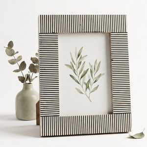 Cadre photo artisanal de luxe en résine multicolore et incrustations de os, motif abstrait fait main, dimensions personnalisées et table élégante - Product Image 1