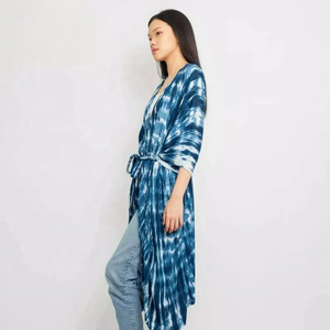 ชุดกิโมโนลายดอกไม้สีน้ำเงินแบบย้อมสีไทไดสำหรับฤดูร้อนใหม่สำหรับผู้หญิง ความยาวระดับเข่า ชุดคลุมชายหาด เอวเข้ารูป ดีไซน์ทอแบบเป็นมิตรต่อสิ่งแวดล้อม - Product Image 3