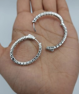 Boucles d'oreilles créoles Huggies en or massif 14K avec diamant de laboratoire de 4,20 carats, design audacieux et luxueux, pour fête, anniversaire, cadeau minimaliste - Product Image 2