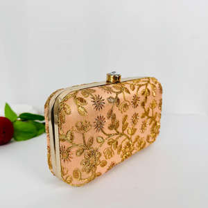 Elegancia, bolso cruzado compacto de aluminio chapado en oro, bolso cruzado elegante, escultura pulida moderna, bordado de ala de cielo, moda - Product Image 1