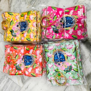 Bolsas Tradicionales Shrinathji Pichwai con Estampado Floral, Mezcla de Algodón, Borde Gota Patti y Asas de Anillo Doradas para Festivales - Product Image 1