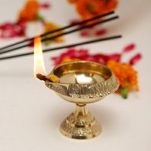 Lampe à huile en laiton de qualité supérieure pour la décoration intérieure, éclairage de festival, Pooja traditionnel, Deepak, exportateur en gros, Inde - Product Image 1