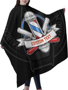 Cape de coiffure personnalisée noire avec motif de barbier et outils, anti-adhérente aux cheveux, pour usage en salon, sublimation permanente - Product Image 1