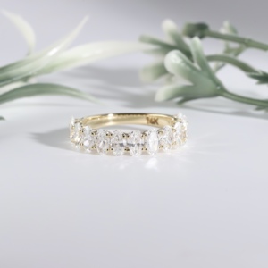 Anillo de compromiso y aniversario de lujo en oro amarillo con diamante ovalado cultivado en laboratorio, brillante, con engaste de media eternidad compartida. - Product Image 1