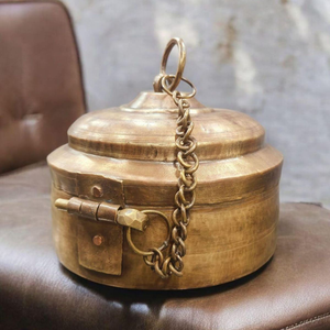 Paandan unique en laiton à plusieurs niveaux avec une chaîne robuste et une poignée en anneau. Artisanat disponible à prix de gros. - Product Image 1