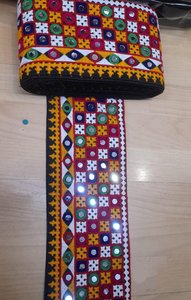Bordure décorative en dentelle brodée à la main avec motifs miroir pour Saree, Lehenga, vêtements de mariée, confection de mode et artisanat - Product Image 5