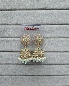 Boucles d'oreilles Jhumka plaquées or style Bollywood, perles traditionnelles indiennes, clous floraux, perles à pampilles, bijoux de mode pour femmes - Product Image 5