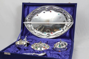 Bandeja de lujo con acabado plateado y tres cuencos, elegante juego de vajilla metálica para regalo de boda y cenas. - Product Image 1