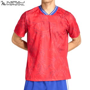 Nueva Camiseta de Rugby Sublimada de Alta Calidad, Color Rojo Brillante con Textura Sutil, Cuello en V, Manga Corta, Personalizable - Product Image 3