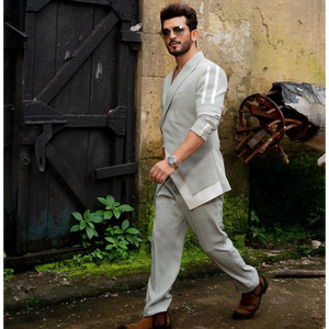 Conjunto de Blazer Asimétrico Desestructurado y Pantalones Relajados para Hombre. Este look es una interpretación moderna de la costura deportiva desestructurada. - Product Image 2