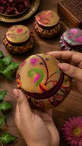 Boîte à bijoux traditionnelle en tissu Paithani, boîte à bijoux ronde faite à la main, étui de rangement pour bijoux, motif floral de paon, pochette de rangement à fermeture éclair - Product Image 5