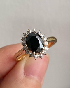 แหวนเพชรดำทรงรี 2.50 กะรัต เพาะเลี้ยงในห้องปฏิบัติการ ตัวเรือนทองคำแท้ 14K/18K แบบหนามเตย รับรองโดย IGI ดีไซน์เรียบหรู เหมาะเป็นของขวัญสำหรับผู้หญิง - Product Image 4