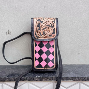 Bolso de Mano para Teléfono Hecho a Mano, Bolso de Cuero con Grabado Artesanal, Bolsos Pequeños con Patrón de Damas, Bolsa Tipo Bandolera de Diseño Único - Product Image 1