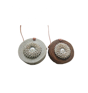 Sac à main rond en rotin tressé, sac à bandoulière vintage, fabrication artisanale au Vietnam, texture naturelle pour les tenues de plage et les tenues bohèmes - Product Image 2