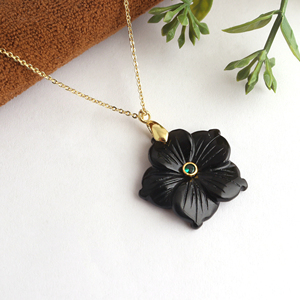 Collar de flor de ónix negro con esmeralda CZ, joyería artesanal de latón, colgante floral hecho a mano con baño de oro de 18k. - Product Image 3