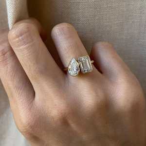 Bague de fiançailles Toi et Moi 4,00 CT sertie clos – Bague à deux pierres en moissanite taille poire et émeraude – Bague en or massif 14K pour femme - Product Image 1