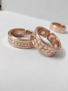 Anillo Magnético de Bienestar con Diseño en Relieve, Moderno y Funcional, Anillo de Metal Mixto Artesanal con Terapia Magnética - Product Image 5
