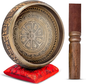 Juego de cuencos tibetanos de latón antiguo con grabado interior de Buda y flor de loto, y martillo de madera, disponible a precios de mayorista. - Product Image 5