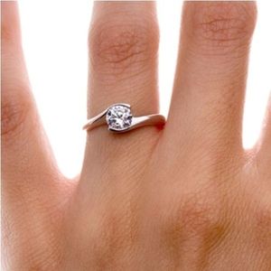 Bague de fiançailles solitaire en or 10K avec diamant de laboratoire élégant en forme de vagues en cascade, vente en gros OEM, fabricant international de détail - Product Image 1