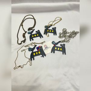 Pendientes de Hueso Natural Multicolor con Vibrantes Formas de Animales Pintadas a Mano y Motivos Tradicionales Tribales en Forma de Luna - Product Image 5