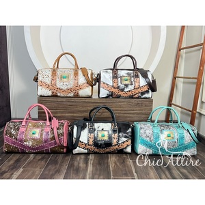 Sacs de voyage en cuir de vachette façonnés à la main Super Septembre, élégants avec détails floraux et conchos turquoise, sac de week-end - Product Image 1