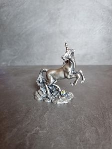 Élégante figurine de licorne en laiton pour la décoration de chambre et collection d'accessoires de luxe pour la maison - Product Image 4