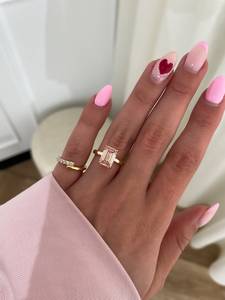 Bague en or massif 18 carats pour femme avec diamant taille émeraude et diamants latéraux, bijou de fiançailles romantique - Product Image 1