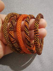 กำไลข้อมือถักโครเชต์ประดับลูกปัดแก้วสีขาวครีมทอง งานถักเชือกแบบท่อ สำหรับผู้หญิง สวมใส่ในงานแต่งงาน งานปาร์ตี้ - Product Image 5