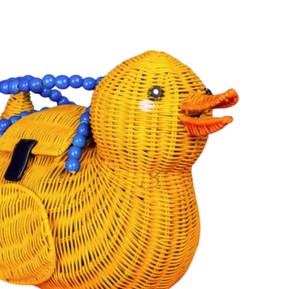 Panier de rangement en rotin en forme de canard mignon, panier cadeau unique en forme de canard jaune tressé, boîte de rangement décorative en forme d'animal avec sangle - Product Image 2