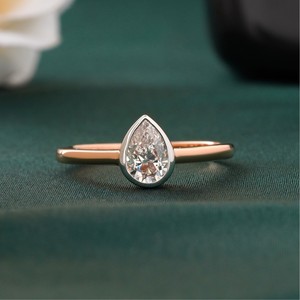 แหวนเพชรเม็ดเดี่ยวทรงลูกแพร์ 0.56 กะรัต เพชรเลี้ยงในห้องปฏิบัติการ ทอง 14K ความใส VVS-VS สี DEF ตัวเรือนแบบหนามเตย สำหรับแหวนหมั้นที่ได้รับการรับรอง สีเหลือง - Product Image 2