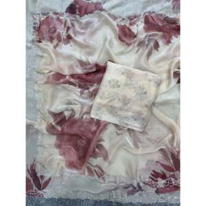 ผ้าส่าหรีลายดอกไม้ดีไซเนอร์ พร้อมงานเพชรสวยงามสำหรับงานแต่งงาน - Product Image 3