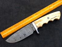 Couteau de chasse et de camping industriel artisanal à lame fixe, en acier Damas, avec manche en os, pleine tige, pointe tombante