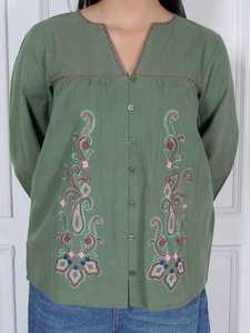 Haut court tendance pour femme en organza brodé vert sauge, col en V et détails boutonnés, idéal pour les jeans, 100 % coton - Product Image 6